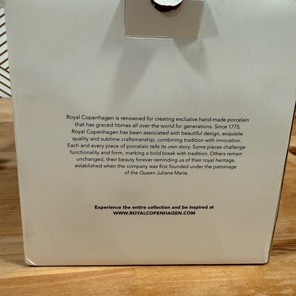 Wouter Dolk for
Royal Copenhagen
The art of giving flowers hydrangea vase
 blue - Picture 9 of 10